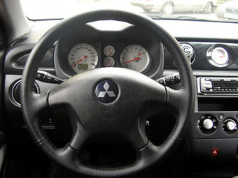 2003 Mitsubishi Outlander Photos
