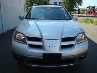 2003 Mitsubishi Outlander Photos