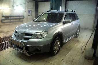 2004 Mitsubishi Outlander Photos