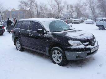 2004 Mitsubishi Outlander Photos