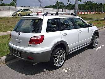 2004 Mitsubishi Outlander Photos
