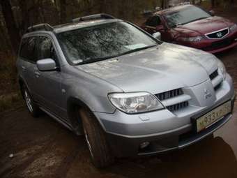 2004 Mitsubishi Outlander Photos