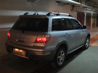 2004 Mitsubishi Outlander Photos