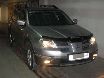 2004 Mitsubishi Outlander Photos