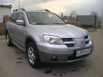 2004 Mitsubishi Outlander Images