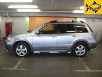 2004 Mitsubishi Outlander Images