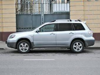 2004 Mitsubishi Outlander Photos