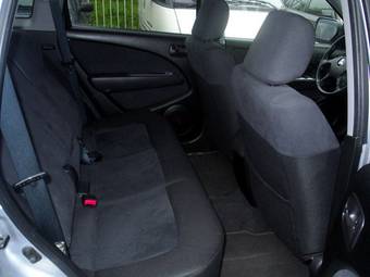 2004 Mitsubishi Outlander Photos