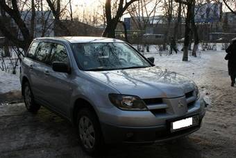 2004 Mitsubishi Outlander Photos