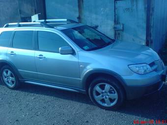 2004 Mitsubishi Outlander Photos