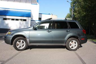 2004 Mitsubishi Outlander Photos