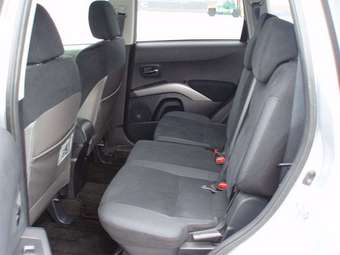 2005 Mitsubishi Outlander Photos