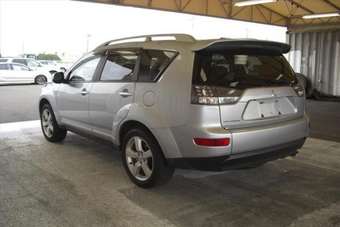 2005 Mitsubishi Outlander Photos