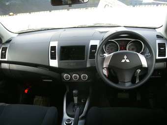 2005 Mitsubishi Outlander Images