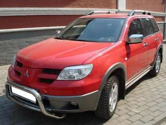 2005 Mitsubishi Outlander Images
