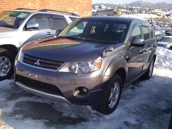 2005 Mitsubishi Outlander Pictures