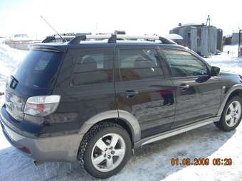 2005 Mitsubishi Outlander Photos