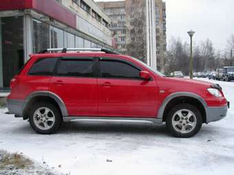2005 Mitsubishi Outlander Photos