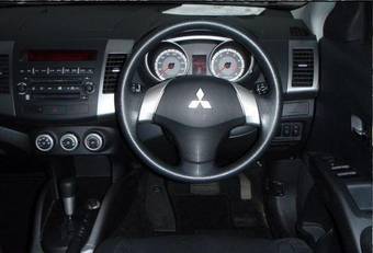 2005 Mitsubishi Outlander Photos