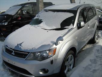 2005 Mitsubishi Outlander Photos