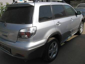 2005 Mitsubishi Outlander Photos