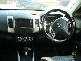 2005 Mitsubishi Outlander Photos
