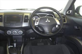 2005 Mitsubishi Outlander Photos