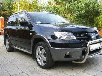 2005 Mitsubishi Outlander Photos