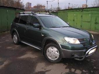 2005 Mitsubishi Outlander Photos