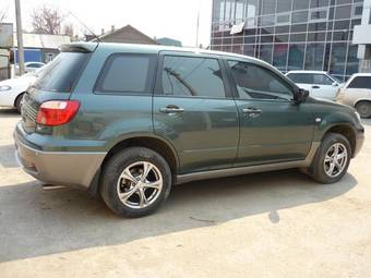 2005 Mitsubishi Outlander Photos