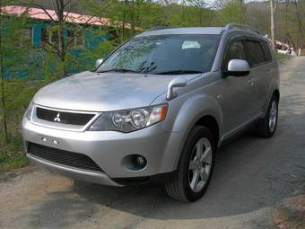 2005 Mitsubishi Outlander Photos