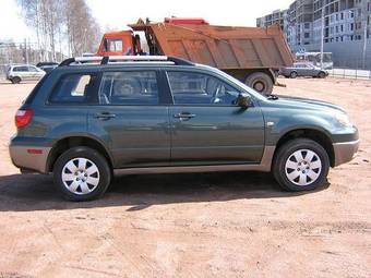 2005 Mitsubishi Outlander Photos