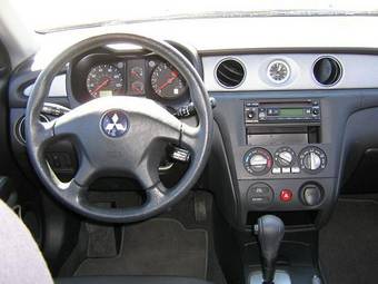 2005 Mitsubishi Outlander Photos