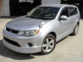 2005 Mitsubishi Outlander Photos