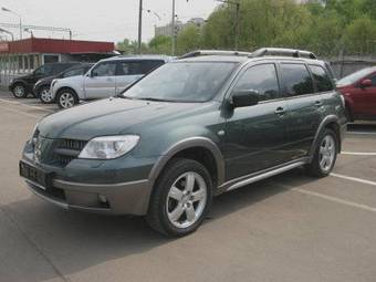 2005 Mitsubishi Outlander Pictures