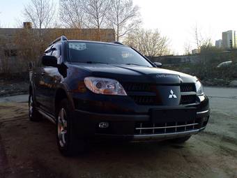 2005 Mitsubishi Outlander Photos
