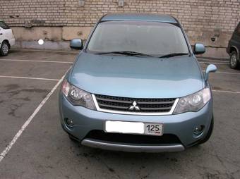 2005 Mitsubishi Outlander Photos