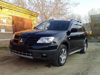 2005 Mitsubishi Outlander Photos