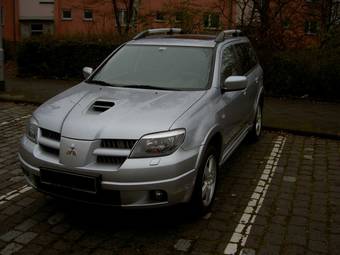 2005 Mitsubishi Outlander Pics