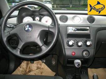 2005 Mitsubishi Outlander Pictures
