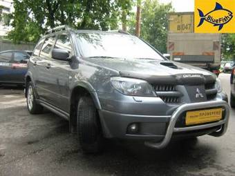 2005 Mitsubishi Outlander Photos