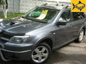 2005 Mitsubishi Outlander Photos