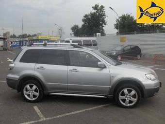 2005 Mitsubishi Outlander Photos