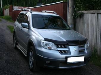 2005 Mitsubishi Outlander Photos