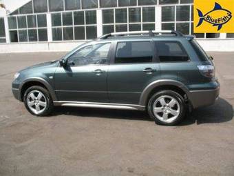 2005 Mitsubishi Outlander Photos