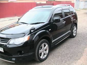 2005 Mitsubishi Outlander Photos