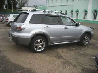 2005 Mitsubishi Outlander Photos