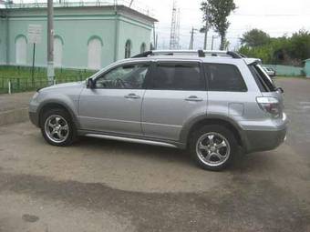 2005 Mitsubishi Outlander Pictures