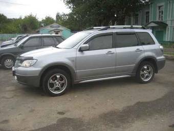 2005 Mitsubishi Outlander Photos