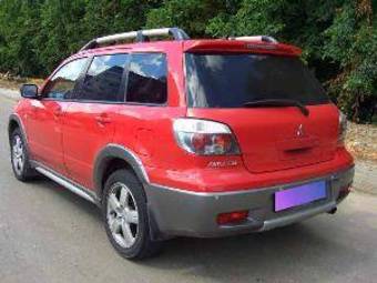 2005 Mitsubishi Outlander Photos